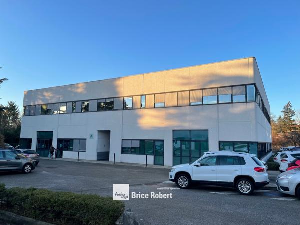 Bureaux à louer à Champagne au Mont d'Or dans parc clos rénové lumineux