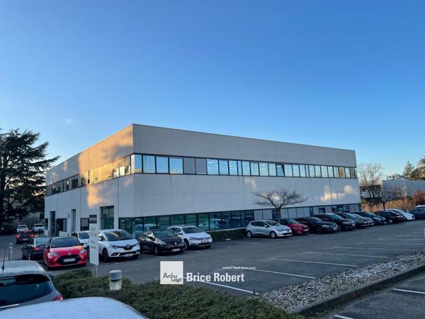 Bureaux à louer à Champagne au Mont d'Or dans parc clos rénové lumineux