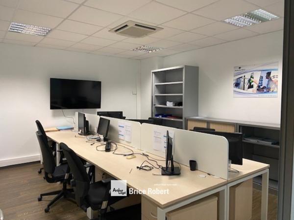 Bureaux à louer à Champagne au Mont d'Or dans parc clos rénové lumineux