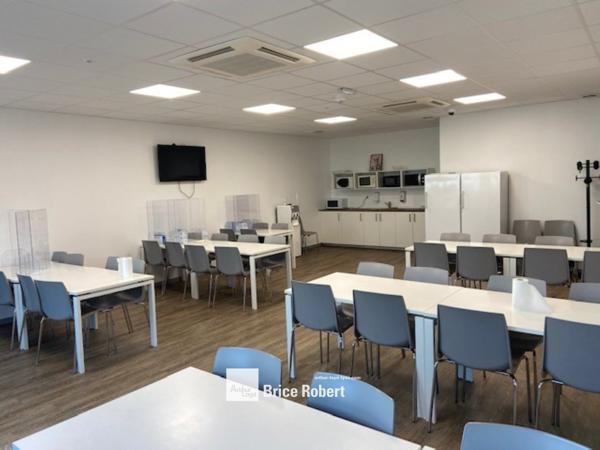 Bureaux à louer à Champagne au Mont d'Or dans parc clos rénové lumineux
