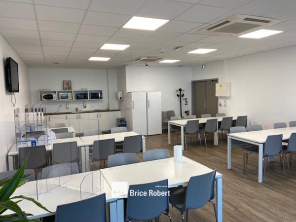 Bureaux à louer à Champagne au Mont d'Or dans parc clos rénové lumineux