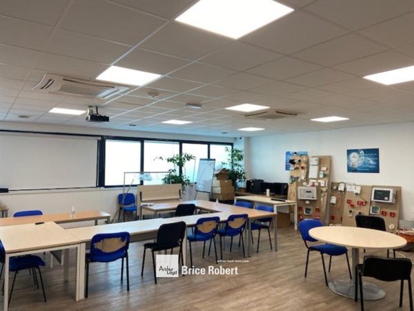 Bureaux à louer à Champagne au Mont d'Or dans parc clos rénové lumineux
