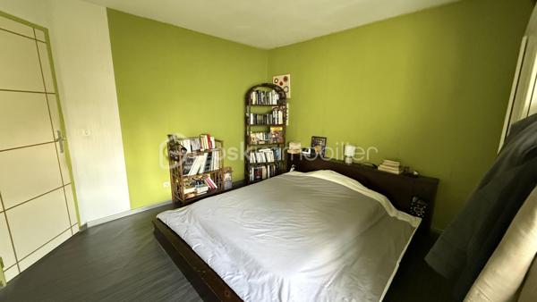 ✨ À découvrir sans tarder – Coup de cœur en devenir !

Je vous propose cette maison familiale de 185 m², idéalement située à deux pas du centre de Pontivy, des commerces, écoles et transports. Un emplacement recherché pour une vie quotidienne pratique et agréable.

Implantée sur un terrain de plus de 400 m² exposé sud-est, cette maison offre de beaux volumes et surtout un énorme potentiel à exploiter.
👉 Pour vous aider à vous projeter, j’ai réalisé des visuels d’aménagement et de décoration, afin de révéler tout ce que ce bien peut devenir.

Rez-de-chaussée :
Une entrée accueillante, un salon lumineux, une cuisine aménagée ouverte sur une salle à manger conviviale avec accès direct à la terrasse.
Une chambre avec salle d’eau privative complète ce niveau.

1er étage :
Trois belles chambres spacieuses et une salle de bain.

Dernier étage :
Deux grandes chambres supplémentaires ainsi qu’une seconde salle de bain.

🔧 Les + qui font la différence :
✔️ Sous-sol avec grand garage
✔️ Volumes généreux
✔️ Idéal grande famille ou projet locatif (colocation)
✔️ Projections déco réalisées pour vous aider à vous projeter immédiatement

💡 Mon regard :
Une maison bien située, avec un vrai potentiel pour créer un intérieur moderne et chaleureux à votre image.
