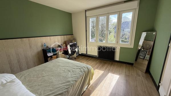 ✨ À découvrir sans tarder – Coup de cœur en devenir !

Je vous propose cette maison familiale de 185 m², idéalement située à deux pas du centre de Pontivy, des commerces, écoles et transports. Un emplacement recherché pour une vie quotidienne pratique et agréable.

Implantée sur un terrain de plus de 400 m² exposé sud-est, cette maison offre de beaux volumes et surtout un énorme potentiel à exploiter.
👉 Pour vous aider à vous projeter, j’ai réalisé des visuels d’aménagement et de décoration, afin de révéler tout ce que ce bien peut devenir.

Rez-de-chaussée :
Une entrée accueillante, un salon lumineux, une cuisine aménagée ouverte sur une salle à manger conviviale avec accès direct à la terrasse.
Une chambre avec salle d’eau privative complète ce niveau.

1er étage :
Trois belles chambres spacieuses et une salle de bain.

Dernier étage :
Deux grandes chambres supplémentaires ainsi qu’une seconde salle de bain.

🔧 Les + qui font la différence :
✔️ Sous-sol avec grand garage
✔️ Volumes généreux
✔️ Idéal grande famille ou projet locatif (colocation)
✔️ Projections déco réalisées pour vous aider à vous projeter immédiatement

💡 Mon regard :
Une maison bien située, avec un vrai potentiel pour créer un intérieur moderne et chaleureux à votre image.