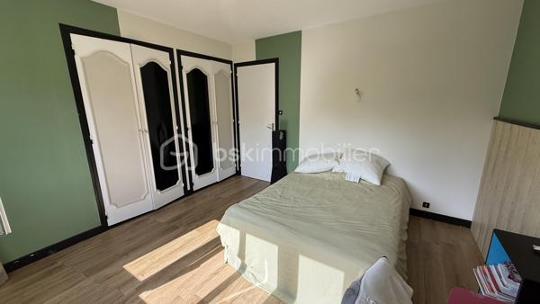 ✨ À découvrir sans tarder – Coup de cœur en devenir !

Je vous propose cette maison familiale de 185 m², idéalement située à deux pas du centre de Pontivy, des commerces, écoles et transports. Un emplacement recherché pour une vie quotidienne pratique et agréable.

Implantée sur un terrain de plus de 400 m² exposé sud-est, cette maison offre de beaux volumes et surtout un énorme potentiel à exploiter.
👉 Pour vous aider à vous projeter, j’ai réalisé des visuels d’aménagement et de décoration, afin de révéler tout ce que ce bien peut devenir.

Rez-de-chaussée :
Une entrée accueillante, un salon lumineux, une cuisine aménagée ouverte sur une salle à manger conviviale avec accès direct à la terrasse.
Une chambre avec salle d’eau privative complète ce niveau.

1er étage :
Trois belles chambres spacieuses et une salle de bain.

Dernier étage :
Deux grandes chambres supplémentaires ainsi qu’une seconde salle de bain.

🔧 Les + qui font la différence :
✔️ Sous-sol avec grand garage
✔️ Volumes généreux
✔️ Idéal grande famille ou projet locatif (colocation)
✔️ Projections déco réalisées pour vous aider à vous projeter immédiatement

💡 Mon regard :
Une maison bien située, avec un vrai potentiel pour créer un intérieur moderne et chaleureux à votre image.