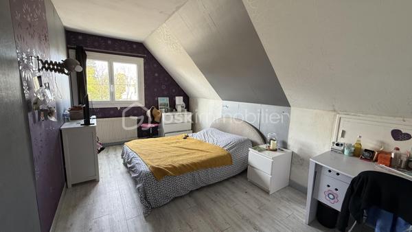 ✨ À découvrir sans tarder – Coup de cœur en devenir !

Je vous propose cette maison familiale de 185 m², idéalement située à deux pas du centre de Pontivy, des commerces, écoles et transports. Un emplacement recherché pour une vie quotidienne pratique et agréable.

Implantée sur un terrain de plus de 400 m² exposé sud-est, cette maison offre de beaux volumes et surtout un énorme potentiel à exploiter.
👉 Pour vous aider à vous projeter, j’ai réalisé des visuels d’aménagement et de décoration, afin de révéler tout ce que ce bien peut devenir.

Rez-de-chaussée :
Une entrée accueillante, un salon lumineux, une cuisine aménagée ouverte sur une salle à manger conviviale avec accès direct à la terrasse.
Une chambre avec salle d’eau privative complète ce niveau.

1er étage :
Trois belles chambres spacieuses et une salle de bain.

Dernier étage :
Deux grandes chambres supplémentaires ainsi qu’une seconde salle de bain.

🔧 Les + qui font la différence :
✔️ Sous-sol avec grand garage
✔️ Volumes généreux
✔️ Idéal grande famille ou projet locatif (colocation)
✔️ Projections déco réalisées pour vous aider à vous projeter immédiatement

💡 Mon regard :
Une maison bien située, avec un vrai potentiel pour créer un intérieur moderne et chaleureux à votre image.