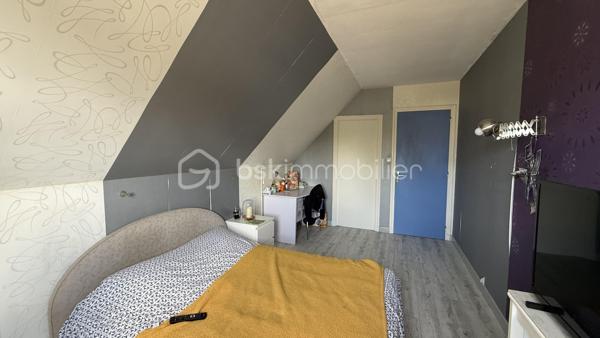 ✨ À découvrir sans tarder – Coup de cœur en devenir !

Je vous propose cette maison familiale de 185 m², idéalement située à deux pas du centre de Pontivy, des commerces, écoles et transports. Un emplacement recherché pour une vie quotidienne pratique et agréable.

Implantée sur un terrain de plus de 400 m² exposé sud-est, cette maison offre de beaux volumes et surtout un énorme potentiel à exploiter.
👉 Pour vous aider à vous projeter, j’ai réalisé des visuels d’aménagement et de décoration, afin de révéler tout ce que ce bien peut devenir.

Rez-de-chaussée :
Une entrée accueillante, un salon lumineux, une cuisine aménagée ouverte sur une salle à manger conviviale avec accès direct à la terrasse.
Une chambre avec salle d’eau privative complète ce niveau.

1er étage :
Trois belles chambres spacieuses et une salle de bain.

Dernier étage :
Deux grandes chambres supplémentaires ainsi qu’une seconde salle de bain.

🔧 Les + qui font la différence :
✔️ Sous-sol avec grand garage
✔️ Volumes généreux
✔️ Idéal grande famille ou projet locatif (colocation)
✔️ Projections déco réalisées pour vous aider à vous projeter immédiatement

💡 Mon regard :
Une maison bien située, avec un vrai potentiel pour créer un intérieur moderne et chaleureux à votre image.