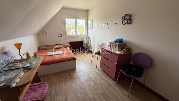 ✨ À découvrir sans tarder – Coup de cœur en devenir !

Je vous propose cette maison familiale de 185 m², idéalement située à deux pas du centre de Pontivy, des commerces, écoles et transports. Un emplacement recherché pour une vie quotidienne pratique et agréable.

Implantée sur un terrain de plus de 400 m² exposé sud-est, cette maison offre de beaux volumes et surtout un énorme potentiel à exploiter.
👉 Pour vous aider à vous projeter, j’ai réalisé des visuels d’aménagement et de décoration, afin de révéler tout ce que ce bien peut devenir.

Rez-de-chaussée :
Une entrée accueillante, un salon lumineux, une cuisine aménagée ouverte sur une salle à manger conviviale avec accès direct à la terrasse.
Une chambre avec salle d’eau privative complète ce niveau.

1er étage :
Trois belles chambres spacieuses et une salle de bain.

Dernier étage :
Deux grandes chambres supplémentaires ainsi qu’une seconde salle de bain.

🔧 Les + qui font la différence :
✔️ Sous-sol avec grand garage
✔️ Volumes généreux
✔️ Idéal grande famille ou projet locatif (colocation)
✔️ Projections déco réalisées pour vous aider à vous projeter immédiatement

💡 Mon regard :
Une maison bien située, avec un vrai potentiel pour créer un intérieur moderne et chaleureux à votre image.