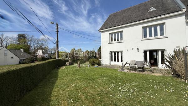 ✨ À découvrir sans tarder – Coup de cœur en devenir !

Je vous propose cette maison familiale de 185 m², idéalement située à deux pas du centre de Pontivy, des commerces, écoles et transports. Un emplacement recherché pour une vie quotidienne pratique et agréable.

Implantée sur un terrain de plus de 400 m² exposé sud-est, cette maison offre de beaux volumes et surtout un énorme potentiel à exploiter.
👉 Pour vous aider à vous projeter, j’ai réalisé des visuels d’aménagement et de décoration, afin de révéler tout ce que ce bien peut devenir.

Rez-de-chaussée :
Une entrée accueillante, un salon lumineux, une cuisine aménagée ouverte sur une salle à manger conviviale avec accès direct à la terrasse.
Une chambre avec salle d’eau privative complète ce niveau.

1er étage :
Trois belles chambres spacieuses et une salle de bain.

Dernier étage :
Deux grandes chambres supplémentaires ainsi qu’une seconde salle de bain.

🔧 Les + qui font la différence :
✔️ Sous-sol avec grand garage
✔️ Volumes généreux
✔️ Idéal grande famille ou projet locatif (colocation)
✔️ Projections déco réalisées pour vous aider à vous projeter immédiatement

💡 Mon regard :
Une maison bien située, avec un vrai potentiel pour créer un intérieur moderne et chaleureux à votre image.