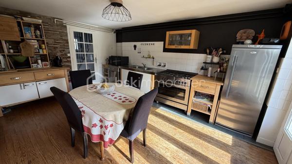 ✨ À découvrir sans tarder – Coup de cœur en devenir !

Je vous propose cette maison familiale de 185 m², idéalement située à deux pas du centre de Pontivy, des commerces, écoles et transports. Un emplacement recherché pour une vie quotidienne pratique et agréable.

Implantée sur un terrain de plus de 400 m² exposé sud-est, cette maison offre de beaux volumes et surtout un énorme potentiel à exploiter.
👉 Pour vous aider à vous projeter, j’ai réalisé des visuels d’aménagement et de décoration, afin de révéler tout ce que ce bien peut devenir.

Rez-de-chaussée :
Une entrée accueillante, un salon lumineux, une cuisine aménagée ouverte sur une salle à manger conviviale avec accès direct à la terrasse.
Une chambre avec salle d’eau privative complète ce niveau.

1er étage :
Trois belles chambres spacieuses et une salle de bain.

Dernier étage :
Deux grandes chambres supplémentaires ainsi qu’une seconde salle de bain.

🔧 Les + qui font la différence :
✔️ Sous-sol avec grand garage
✔️ Volumes généreux
✔️ Idéal grande famille ou projet locatif (colocation)
✔️ Projections déco réalisées pour vous aider à vous projeter immédiatement

💡 Mon regard :
Une maison bien située, avec un vrai potentiel pour créer un intérieur moderne et chaleureux à votre image.