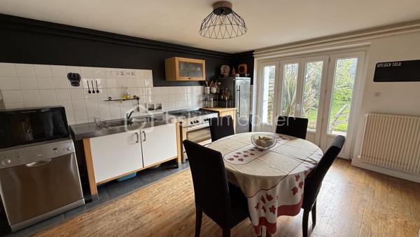 ✨ À découvrir sans tarder – Coup de cœur en devenir !

Je vous propose cette maison familiale de 185 m², idéalement située à deux pas du centre de Pontivy, des commerces, écoles et transports. Un emplacement recherché pour une vie quotidienne pratique et agréable.

Implantée sur un terrain de plus de 400 m² exposé sud-est, cette maison offre de beaux volumes et surtout un énorme potentiel à exploiter.
👉 Pour vous aider à vous projeter, j’ai réalisé des visuels d’aménagement et de décoration, afin de révéler tout ce que ce bien peut devenir.

Rez-de-chaussée :
Une entrée accueillante, un salon lumineux, une cuisine aménagée ouverte sur une salle à manger conviviale avec accès direct à la terrasse.
Une chambre avec salle d’eau privative complète ce niveau.

1er étage :
Trois belles chambres spacieuses et une salle de bain.

Dernier étage :
Deux grandes chambres supplémentaires ainsi qu’une seconde salle de bain.

🔧 Les + qui font la différence :
✔️ Sous-sol avec grand garage
✔️ Volumes généreux
✔️ Idéal grande famille ou projet locatif (colocation)
✔️ Projections déco réalisées pour vous aider à vous projeter immédiatement

💡 Mon regard :
Une maison bien située, avec un vrai potentiel pour créer un intérieur moderne et chaleureux à votre image.