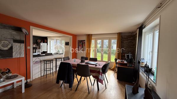 ✨ À découvrir sans tarder – Coup de cœur en devenir !

Je vous propose cette maison familiale de 185 m², idéalement située à deux pas du centre de Pontivy, des commerces, écoles et transports. Un emplacement recherché pour une vie quotidienne pratique et agréable.

Implantée sur un terrain de plus de 400 m² exposé sud-est, cette maison offre de beaux volumes et surtout un énorme potentiel à exploiter.
👉 Pour vous aider à vous projeter, j’ai réalisé des visuels d’aménagement et de décoration, afin de révéler tout ce que ce bien peut devenir.

Rez-de-chaussée :
Une entrée accueillante, un salon lumineux, une cuisine aménagée ouverte sur une salle à manger conviviale avec accès direct à la terrasse.
Une chambre avec salle d’eau privative complète ce niveau.

1er étage :
Trois belles chambres spacieuses et une salle de bain.

Dernier étage :
Deux grandes chambres supplémentaires ainsi qu’une seconde salle de bain.

🔧 Les + qui font la différence :
✔️ Sous-sol avec grand garage
✔️ Volumes généreux
✔️ Idéal grande famille ou projet locatif (colocation)
✔️ Projections déco réalisées pour vous aider à vous projeter immédiatement

💡 Mon regard :
Une maison bien située, avec un vrai potentiel pour créer un intérieur moderne et chaleureux à votre image.