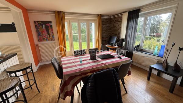 ✨ À découvrir sans tarder – Coup de cœur en devenir !

Je vous propose cette maison familiale de 185 m², idéalement située à deux pas du centre de Pontivy, des commerces, écoles et transports. Un emplacement recherché pour une vie quotidienne pratique et agréable.

Implantée sur un terrain de plus de 400 m² exposé sud-est, cette maison offre de beaux volumes et surtout un énorme potentiel à exploiter.
👉 Pour vous aider à vous projeter, j’ai réalisé des visuels d’aménagement et de décoration, afin de révéler tout ce que ce bien peut devenir.

Rez-de-chaussée :
Une entrée accueillante, un salon lumineux, une cuisine aménagée ouverte sur une salle à manger conviviale avec accès direct à la terrasse.
Une chambre avec salle d’eau privative complète ce niveau.

1er étage :
Trois belles chambres spacieuses et une salle de bain.

Dernier étage :
Deux grandes chambres supplémentaires ainsi qu’une seconde salle de bain.

🔧 Les + qui font la différence :
✔️ Sous-sol avec grand garage
✔️ Volumes généreux
✔️ Idéal grande famille ou projet locatif (colocation)
✔️ Projections déco réalisées pour vous aider à vous projeter immédiatement

💡 Mon regard :
Une maison bien située, avec un vrai potentiel pour créer un intérieur moderne et chaleureux à votre image.