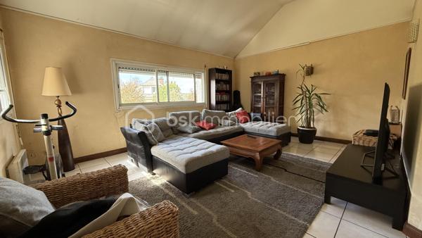 ✨ À découvrir sans tarder – Coup de cœur en devenir !

Je vous propose cette maison familiale de 185 m², idéalement située à deux pas du centre de Pontivy, des commerces, écoles et transports. Un emplacement recherché pour une vie quotidienne pratique et agréable.

Implantée sur un terrain de plus de 400 m² exposé sud-est, cette maison offre de beaux volumes et surtout un énorme potentiel à exploiter.
👉 Pour vous aider à vous projeter, j’ai réalisé des visuels d’aménagement et de décoration, afin de révéler tout ce que ce bien peut devenir.

Rez-de-chaussée :
Une entrée accueillante, un salon lumineux, une cuisine aménagée ouverte sur une salle à manger conviviale avec accès direct à la terrasse.
Une chambre avec salle d’eau privative complète ce niveau.

1er étage :
Trois belles chambres spacieuses et une salle de bain.

Dernier étage :
Deux grandes chambres supplémentaires ainsi qu’une seconde salle de bain.

🔧 Les + qui font la différence :
✔️ Sous-sol avec grand garage
✔️ Volumes généreux
✔️ Idéal grande famille ou projet locatif (colocation)
✔️ Projections déco réalisées pour vous aider à vous projeter immédiatement

💡 Mon regard :
Une maison bien située, avec un vrai potentiel pour créer un intérieur moderne et chaleureux à votre image.