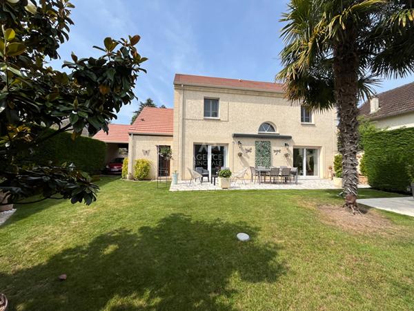 Maison Pontoise TRIBUNAL 7 pièce(s) 206.65 m² €698 000 ** - Référence 11015