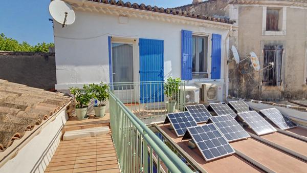 MOURIÈS, IMMEUBLE MIXTE DE 240 M² AVEC DEUX LOGEMENTS ET LOCAL COMMERCIAL .