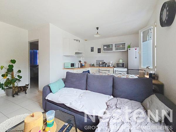 MOURIÈS, IMMEUBLE MIXTE DE 240 M² AVEC DEUX LOGEMENTS ET LOCAL COMMERCIAL .