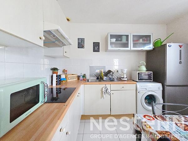 MOURIÈS, IMMEUBLE MIXTE DE 240 M² AVEC DEUX LOGEMENTS ET LOCAL COMMERCIAL .