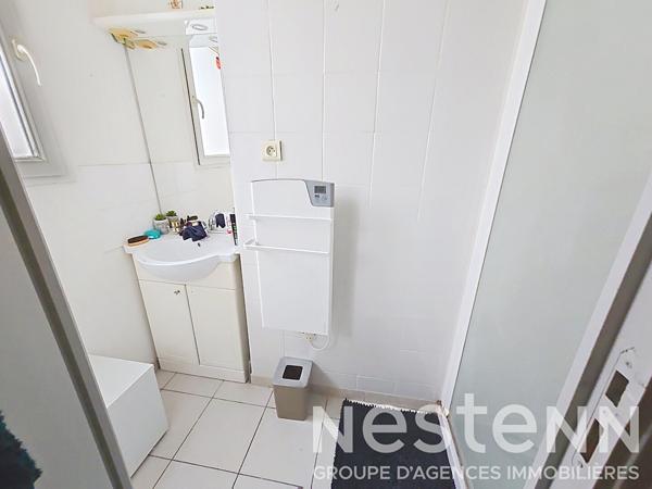 MOURIÈS, IMMEUBLE MIXTE DE 240 M² AVEC DEUX LOGEMENTS ET LOCAL COMMERCIAL .