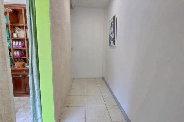 MOURIÈS, IMMEUBLE MIXTE DE 240 M² AVEC DEUX LOGEMENTS ET LOCAL COMMERCIAL .