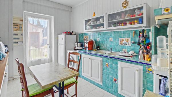 MOURIÈS, IMMEUBLE MIXTE DE 240 M² AVEC DEUX LOGEMENTS ET LOCAL COMMERCIAL .