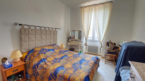 MOURIÈS, IMMEUBLE MIXTE DE 240 M² AVEC DEUX LOGEMENTS ET LOCAL COMMERCIAL .