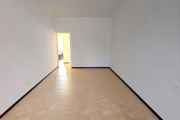 MOURIÈS, IMMEUBLE MIXTE DE 240 M² AVEC DEUX LOGEMENTS ET LOCAL COMMERCIAL .