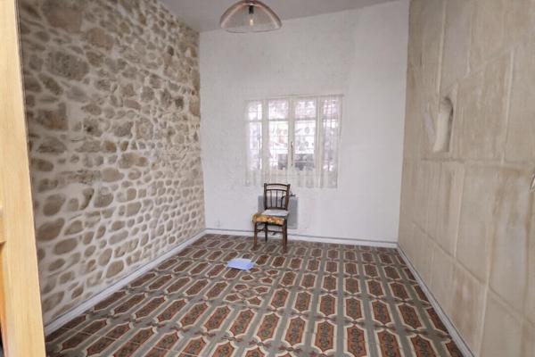 MOURIÈS, IMMEUBLE MIXTE DE 240 M² AVEC DEUX LOGEMENTS ET LOCAL COMMERCIAL .
