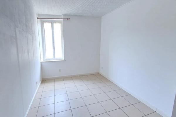 MOURIÈS, IMMEUBLE MIXTE DE 240 M² AVEC DEUX LOGEMENTS ET LOCAL COMMERCIAL .