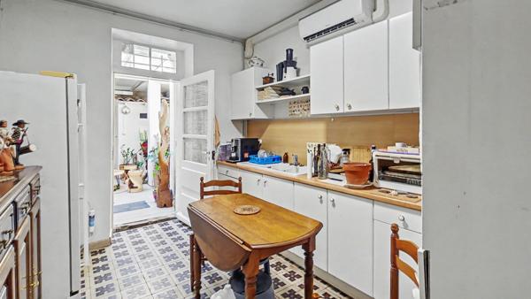 MOURIÈS, IMMEUBLE MIXTE DE 240 M² AVEC DEUX LOGEMENTS ET LOCAL COMMERCIAL .