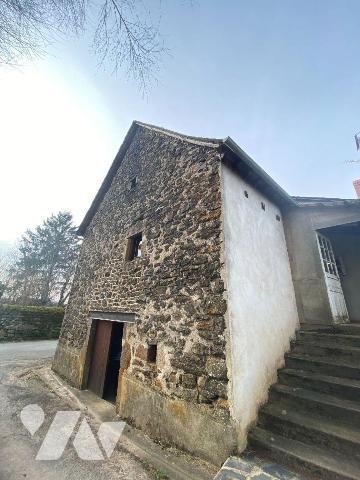 A vendre à Chaussenac, idéalement placée entre les villages de Pleaux et de Mauriac, une maison...
