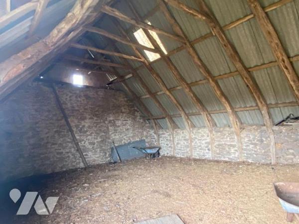 A vendre à Chaussenac, idéalement placée entre les villages de Pleaux et de Mauriac, une maison...