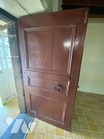 A vendre à Chaussenac, idéalement placée entre les villages de Pleaux et de Mauriac, une maison...