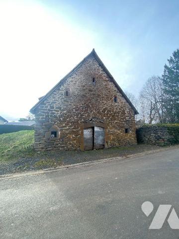A vendre à Chaussenac, idéalement placée entre les villages de Pleaux et de Mauriac, une maison...