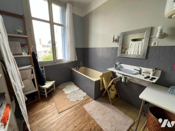 Immeuble à vendre centre de GENNES 