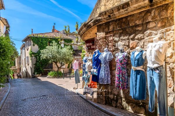 🛍️ À CÉDER – Boutique de prêt-à-porter “Emilie Jane” – Emplacement N°1 au cœur du Castellet (83) 📍 Rue du Jeu de Paume – Centre piéton du village médiéval