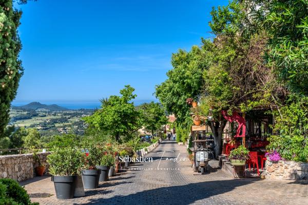 🛍️ À CÉDER – Boutique de prêt-à-porter “Emilie Jane” – Emplacement N°1 au cœur du Castellet (83) 📍 Rue du Jeu de Paume – Centre piéton du village médiéval