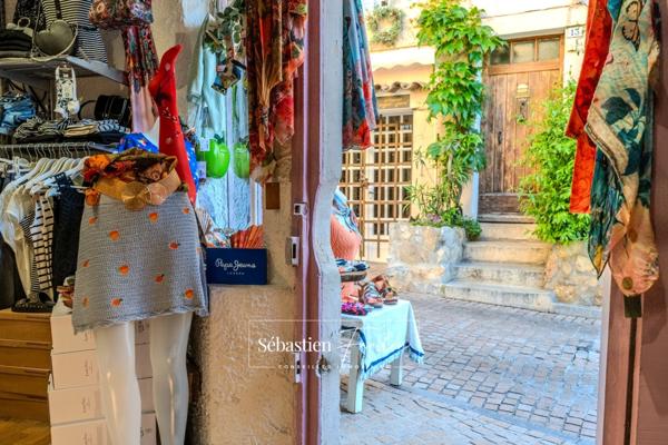 🛍️ À CÉDER – Boutique de prêt-à-porter “Emilie Jane” – Emplacement N°1 au cœur du Castellet (83) 📍 Rue du Jeu de Paume – Centre piéton du village médiéval