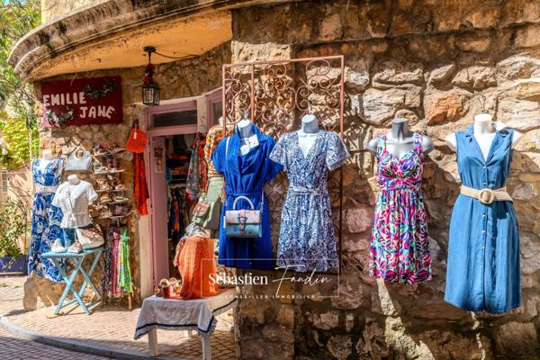 🛍️ À CÉDER – Boutique de prêt-à-porter “Emilie Jane” – Emplacement N°1 au cœur du Castellet (83) 📍 Rue du Jeu de Paume – Centre piéton du village médiéval