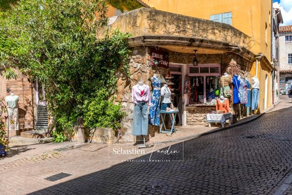 🛍️ À CÉDER – Boutique de prêt-à-porter “Emilie Jane” – Emplacement N°1 au cœur du Castellet (83) 📍 Rue du Jeu de Paume – Centre piéton du village médiéval