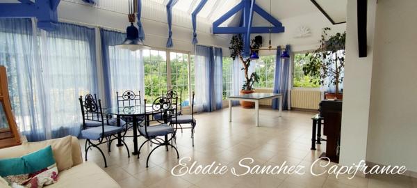 A 15 minutes de Tarbes, maison traditionnelle 10 pièces , 5 chambres, avec parc et piscine.