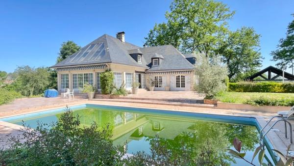 A 15 minutes de Tarbes, maison traditionnelle 10 pièces , 5 chambres, avec parc et piscine.