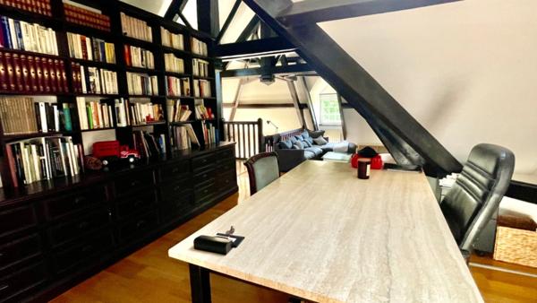 A 15 minutes de Tarbes, maison traditionnelle 10 pièces , 5 chambres, avec parc et piscine.