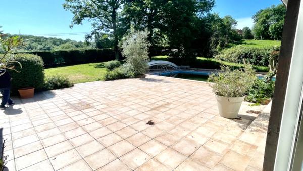 A 15 minutes de Tarbes, maison traditionnelle 10 pièces , 5 chambres, avec parc et piscine.