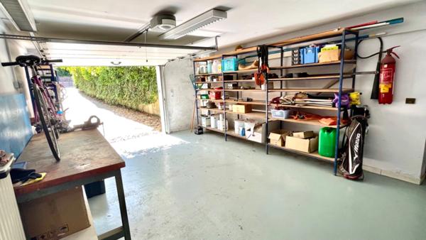 A 15 minutes de Tarbes, maison traditionnelle 10 pièces , 5 chambres, avec parc et piscine.