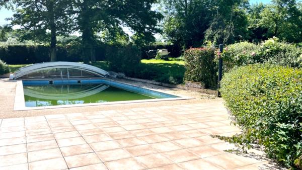 A 15 minutes de Tarbes, maison traditionnelle 10 pièces , 5 chambres, avec parc et piscine.