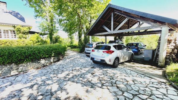 A 15 minutes de Tarbes, maison traditionnelle 10 pièces , 5 chambres, avec parc et piscine.