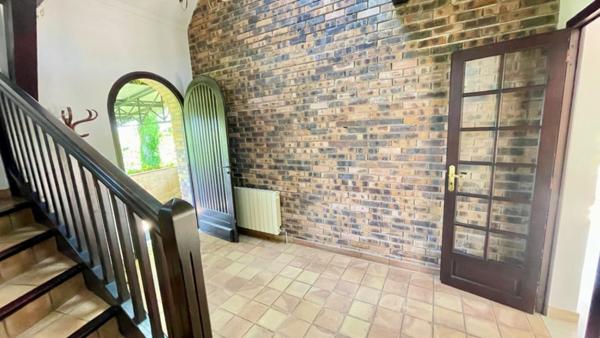 A 15 minutes de Tarbes, maison traditionnelle 10 pièces , 5 chambres, avec parc et piscine.