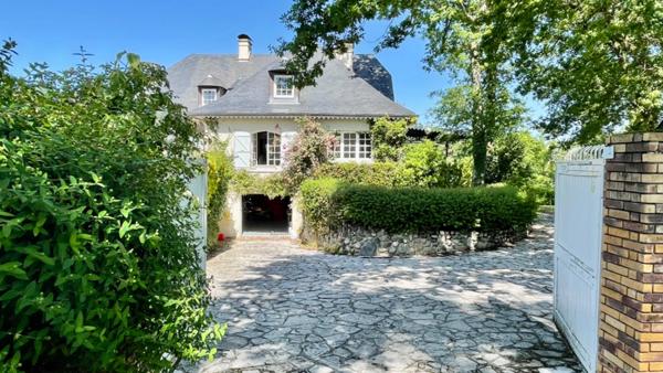 A 15 minutes de Tarbes, maison traditionnelle 10 pièces , 5 chambres, avec parc et piscine.