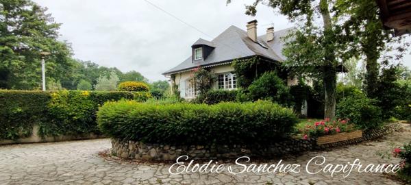 A 15 minutes de Tarbes, maison traditionnelle 10 pièces , 5 chambres, avec parc et piscine.
